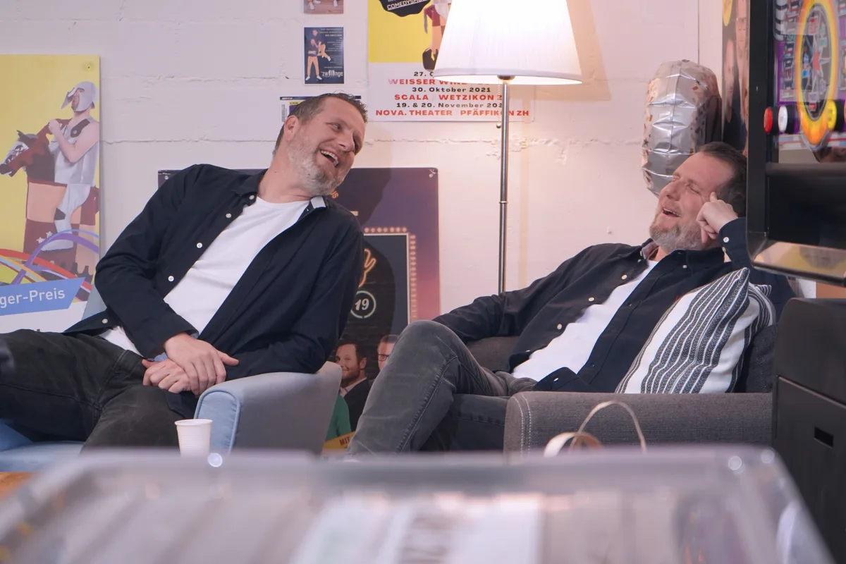 Die Zwillinge blödeln auch privat herum (von links): Roland und Matthias Portmann. Roland und Matthias Portmann auf zwei Sesseln.